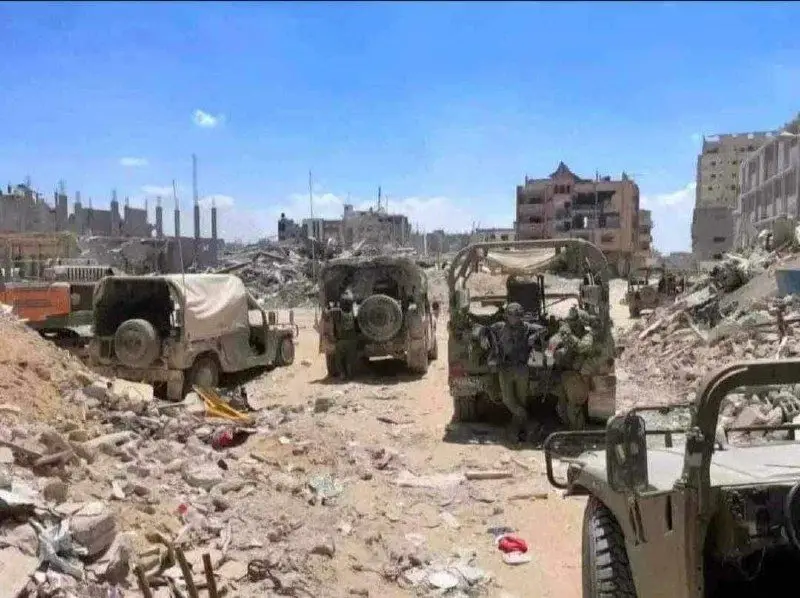 IDF troops in the center of Rafah, confidently driving around in unprotected jeeps